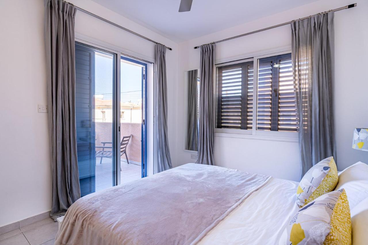 Summer Breeze Holiday Apartment With Pool Paphos Exteriör bild