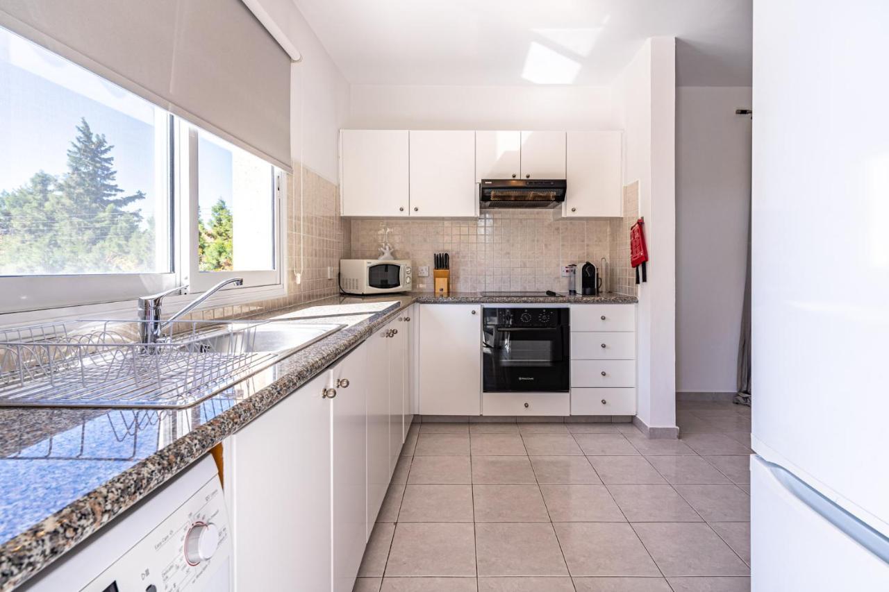 Summer Breeze Holiday Apartment With Pool Paphos Exteriör bild