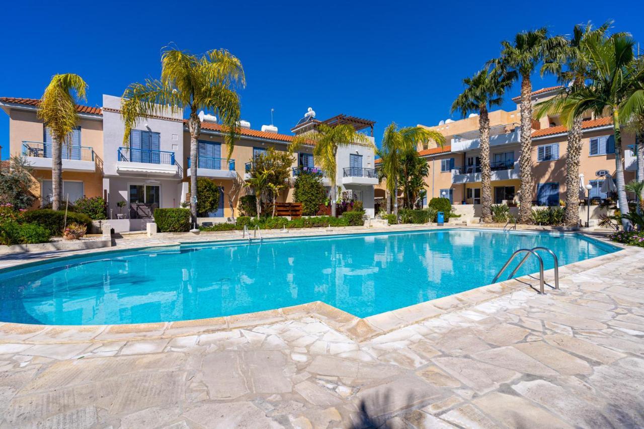 Summer Breeze Holiday Apartment With Pool Paphos Exteriör bild