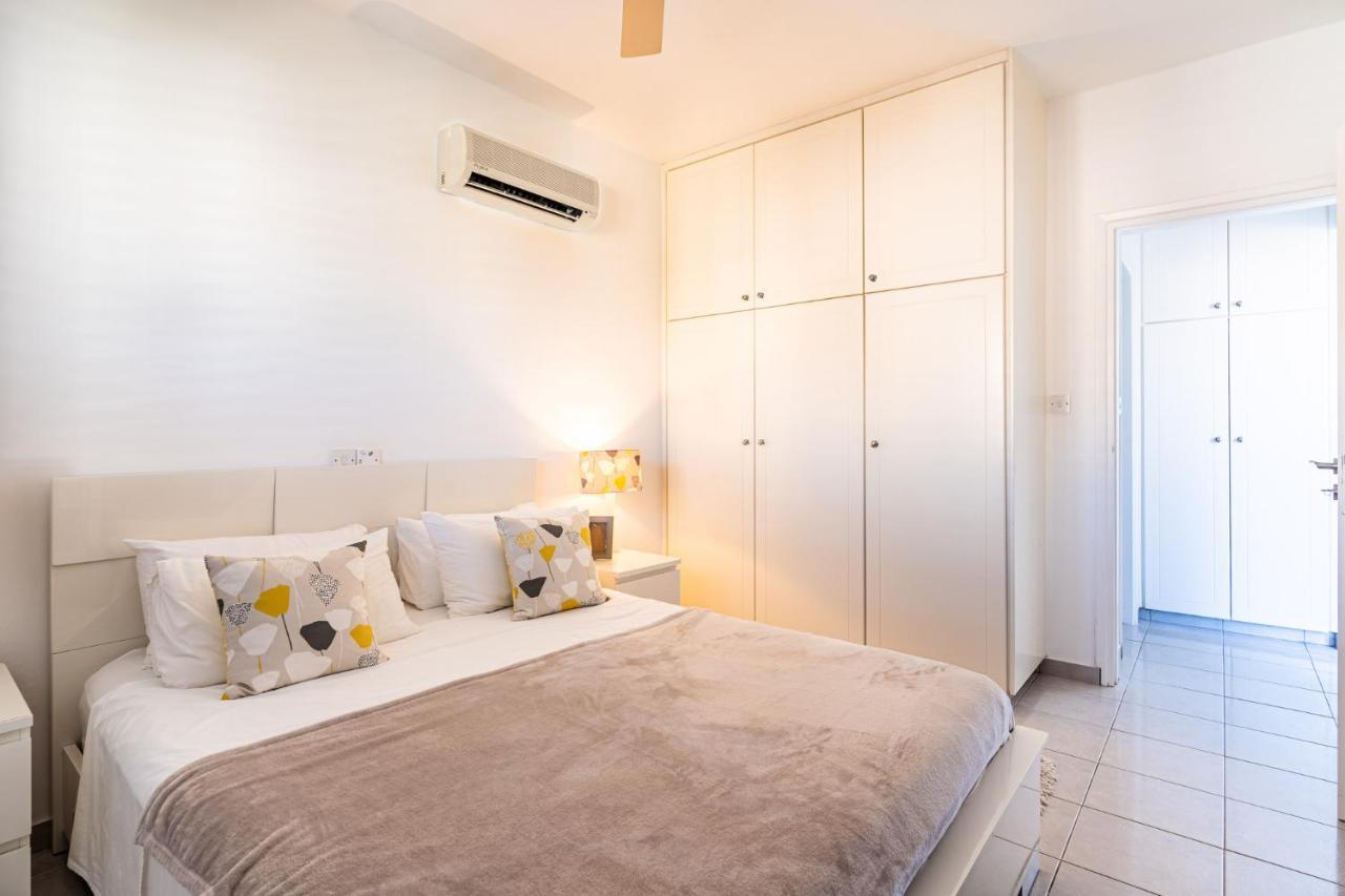 Summer Breeze Holiday Apartment With Pool Paphos Exteriör bild