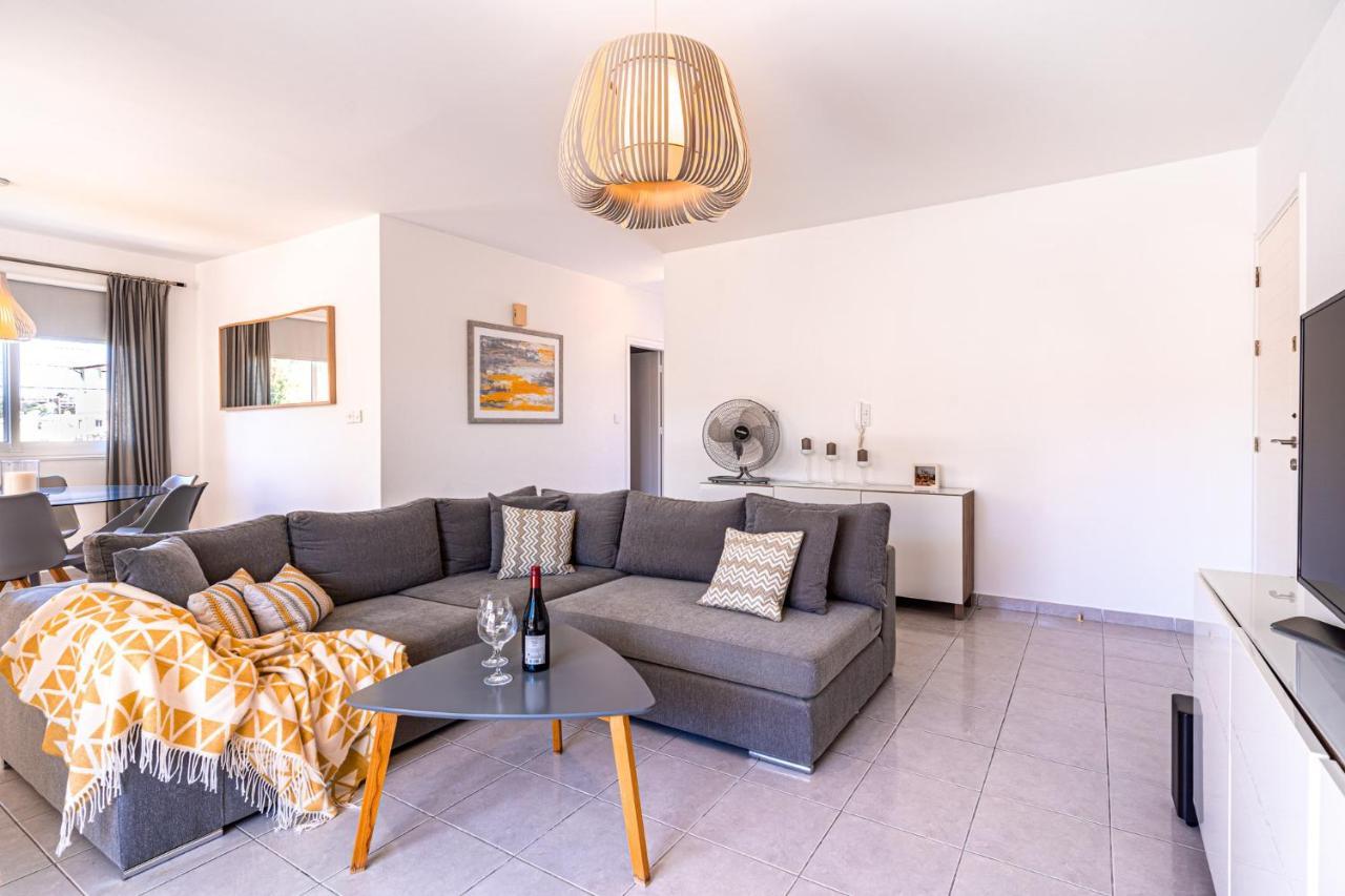 Summer Breeze Holiday Apartment With Pool Paphos Exteriör bild