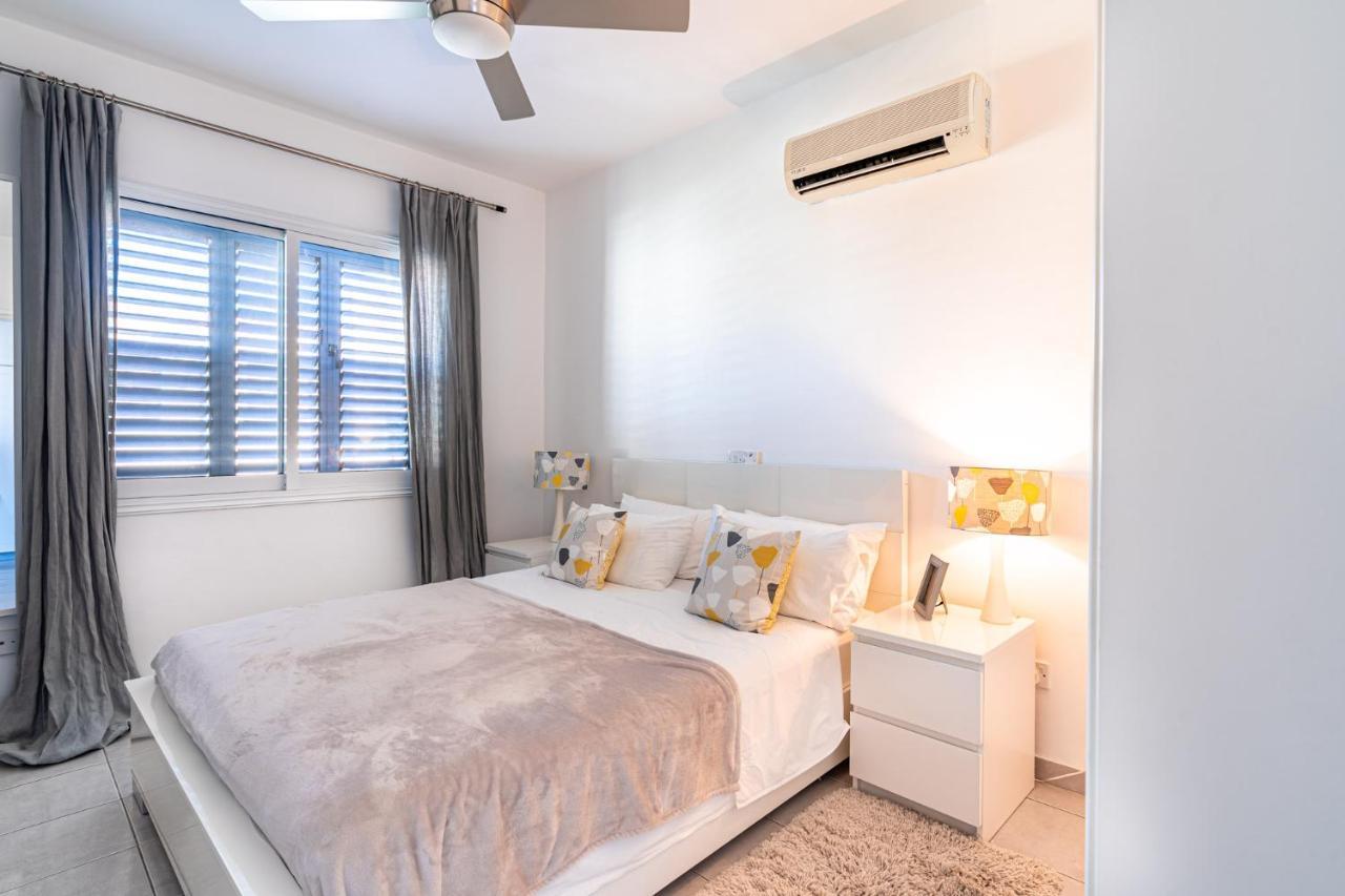 Summer Breeze Holiday Apartment With Pool Paphos Exteriör bild