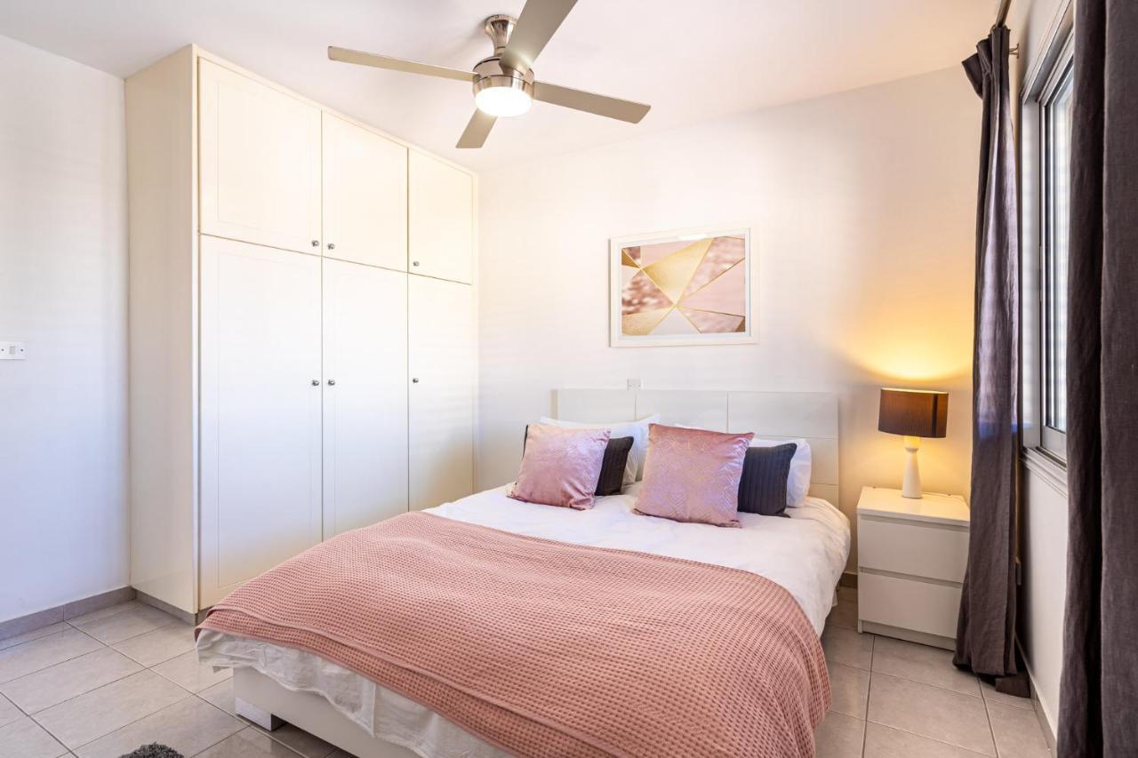 Summer Breeze Holiday Apartment With Pool Paphos Exteriör bild